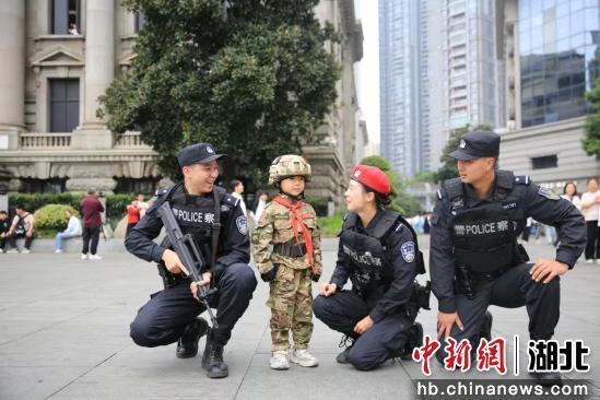 南昌特警持续“接单”帮游客拍照